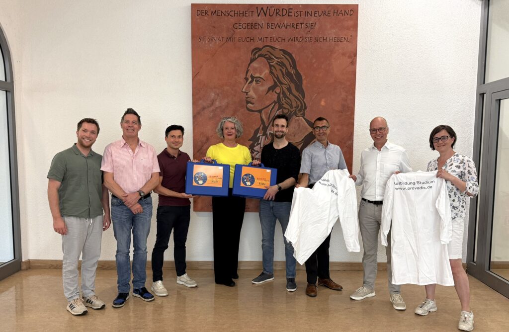 Von links nach rechts: Max Rausch (Schillerforum), Martin Kohn (Leitung Fachbereich III), André Große (MINT-Team), Tanja Rühl (Plastics Europe), Sven Koch (MINT-Koordinator), Michael Haas (Schulleiter), Karsten Rudolf (Provadis), Alexandra Schneider (MINT-Team) C1