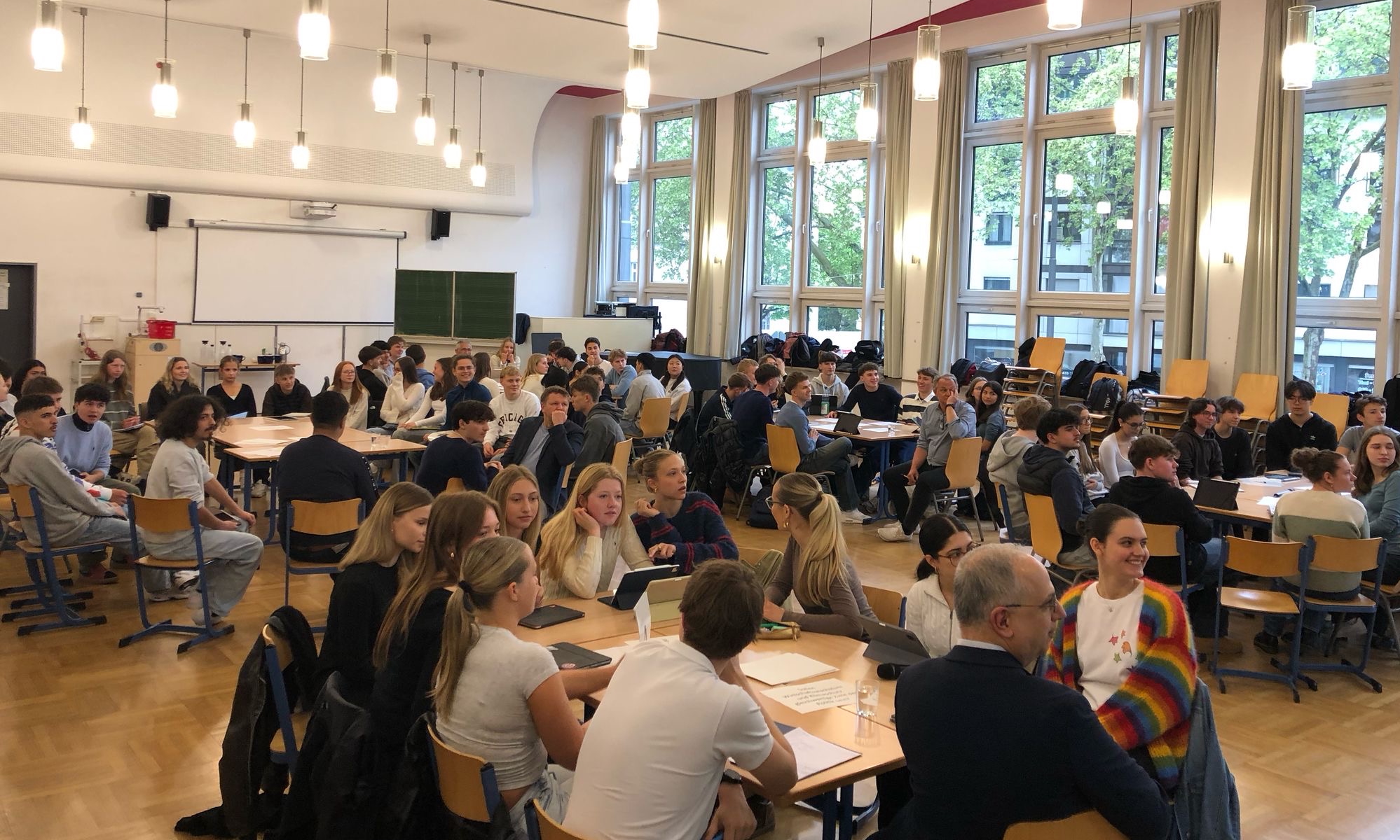Du betrachtest gerade Landtagspolitik hautnah – Dialog P in der Schillerschule