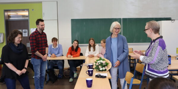 Frau Dr. Heraeus überreicht Klimakoffer